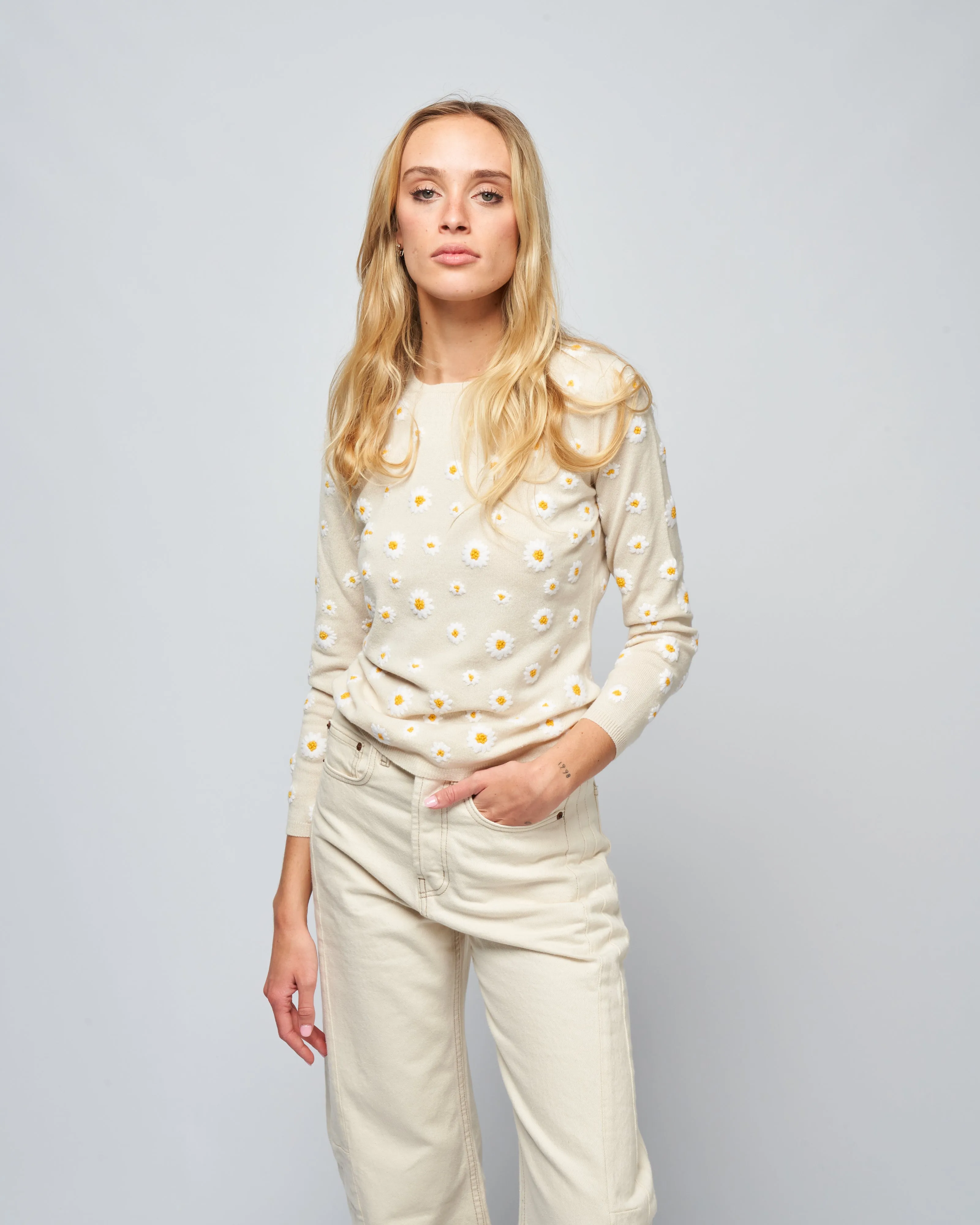 embroidered cashmere crew neck- daisies - cream