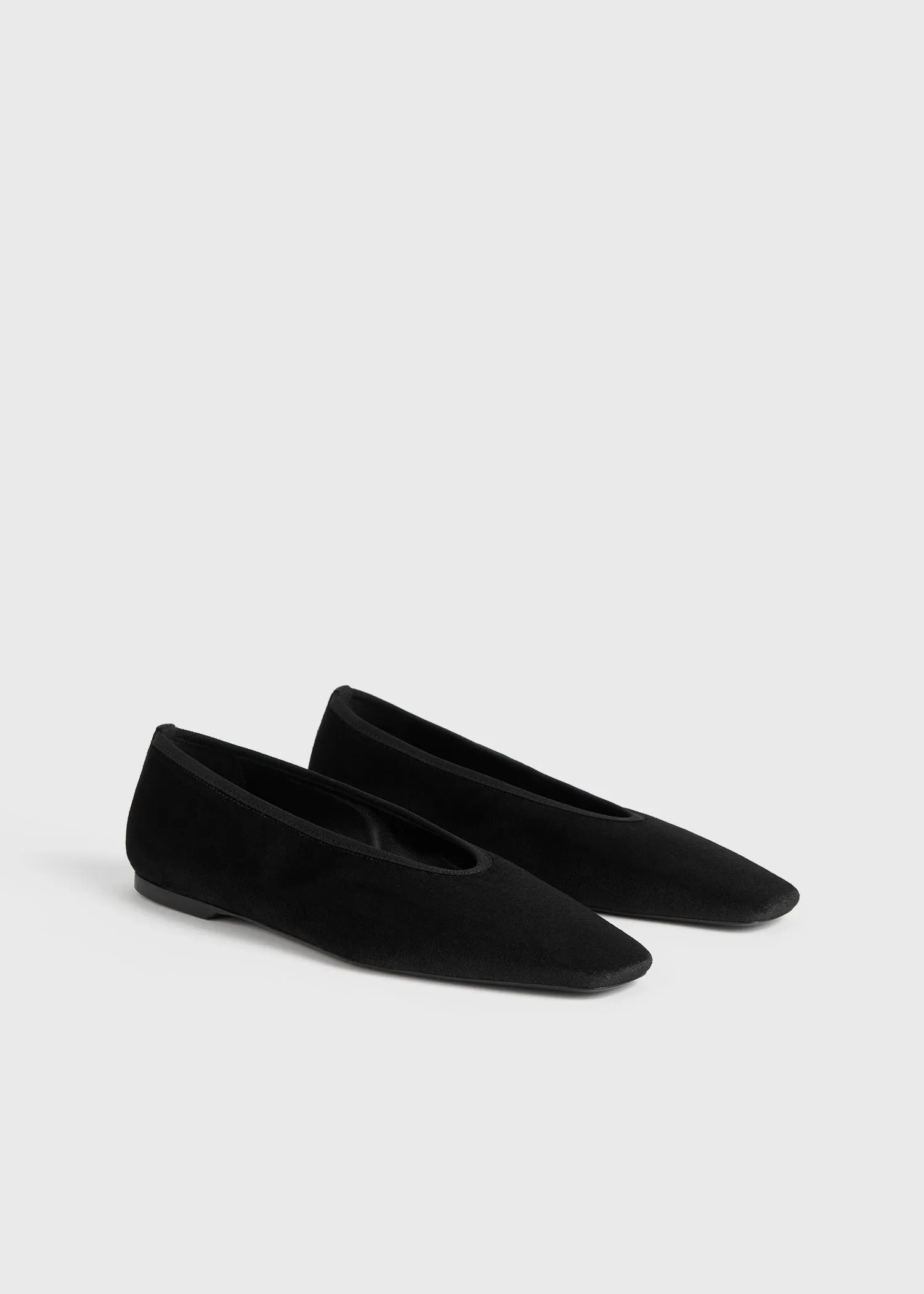 Minimalist velvet ballerinas black